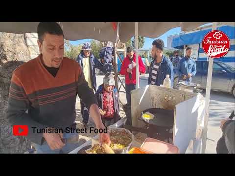 Tunisian Street Food : A sandwich  kafteji costs o.5$-كفتاجي مشخشخ 0.5💲عند وحيد الطبرڤي بطبرقة🇹🇳 🇹🇳