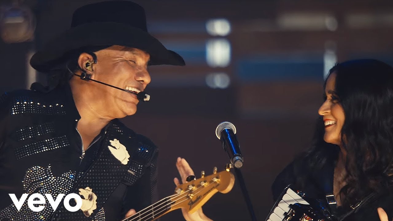 Bronco & Julieta Venegas Perform 'Adoro' Live | Primera Fila 🎶