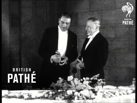 Victor Mccaglen Receives Oscar (1935)