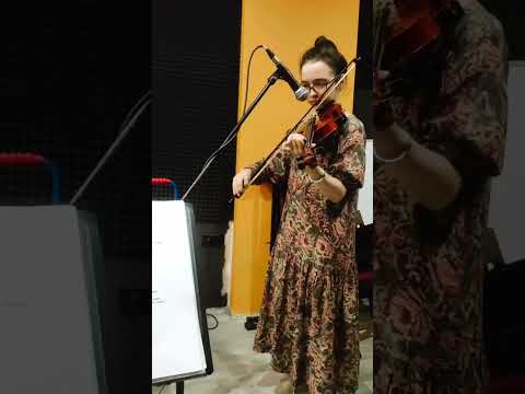А у нас репетиционный процесс полным ходом🎶🎸🎻🎹🥁 Надо развивать навык играть одной рукой, а друг