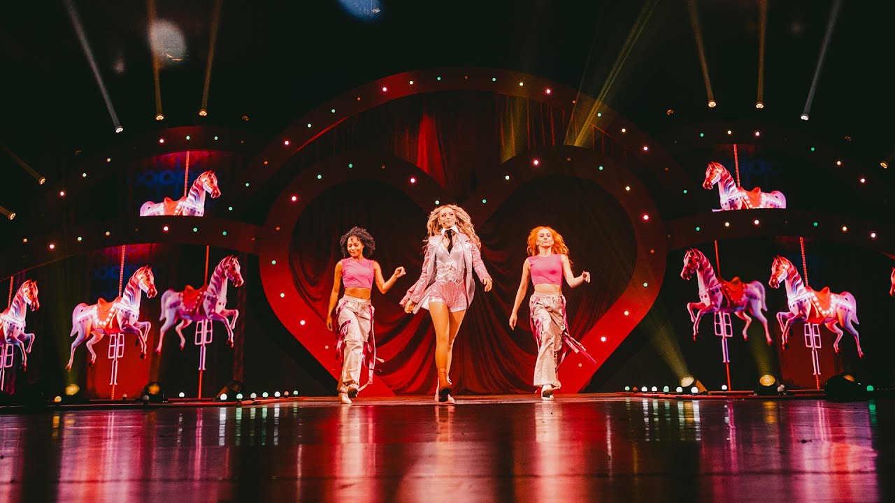 Camille's Spectacular Live Circus Performance at Oostende Beach 🎪