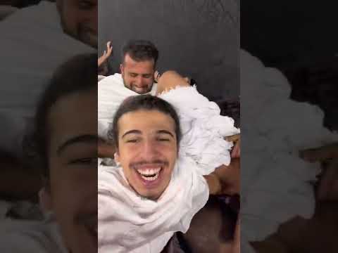 Rayan psn essaye de toucher la pierre noir à la Mecque