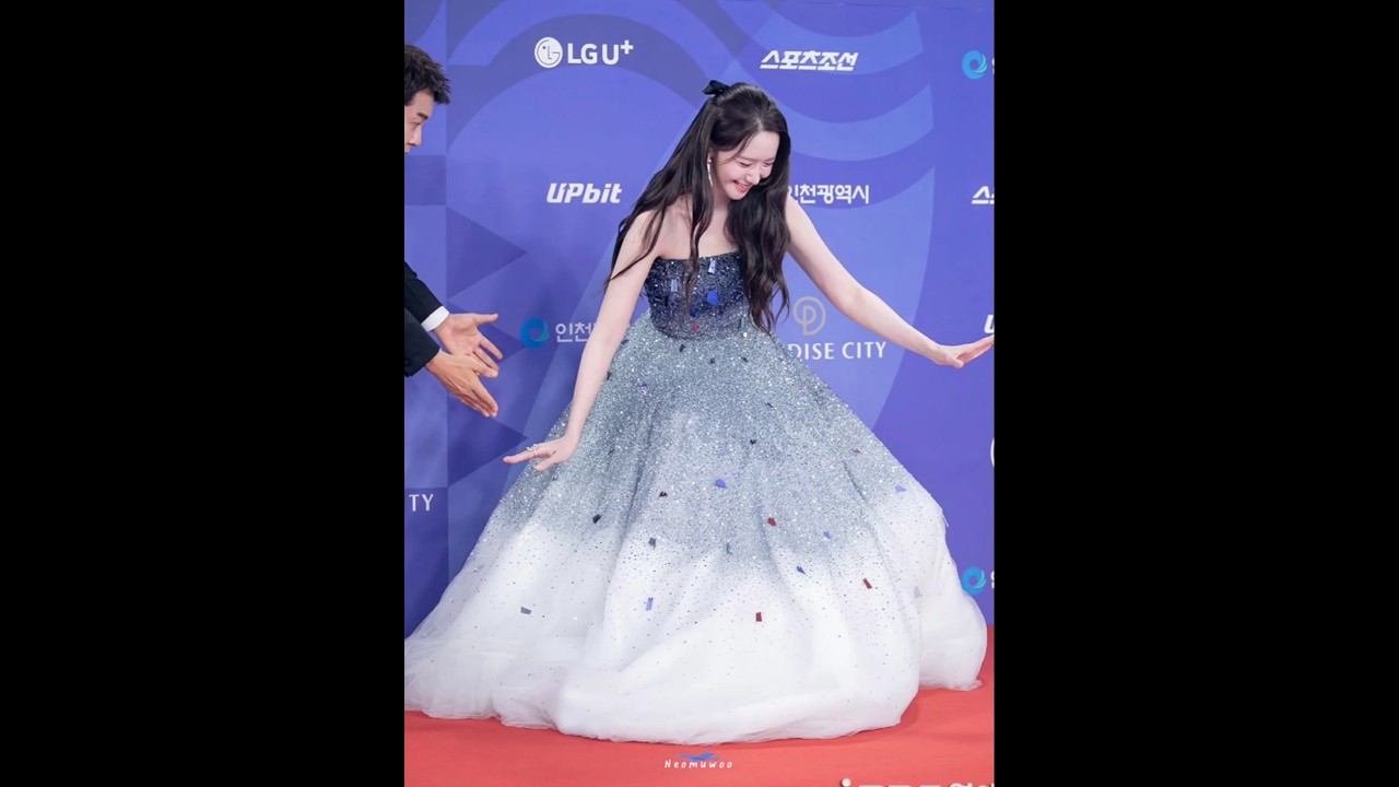 Yoona's Graceful Fall at Blue Dragon Awards ✨