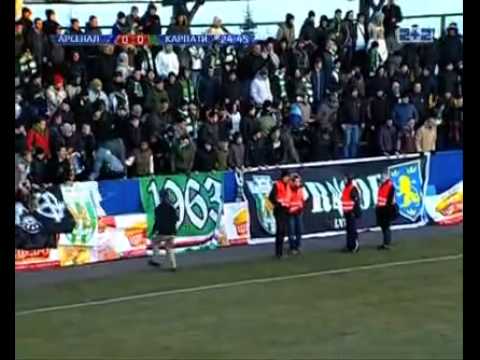 Бійка під час гри Арсенал-Карпати 6 березня 2011