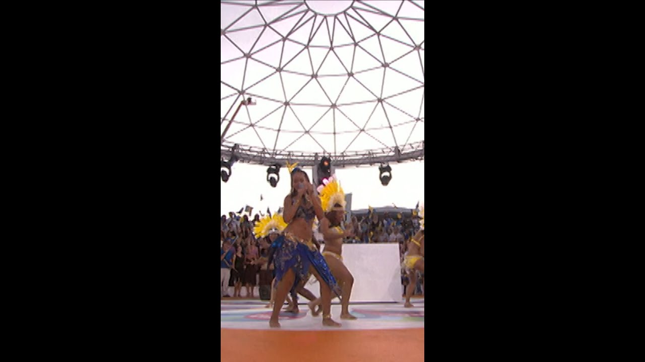 That time a young Rihanna had the whole #VMAs dancing to ‘Pon de Replay’ 🎶✨