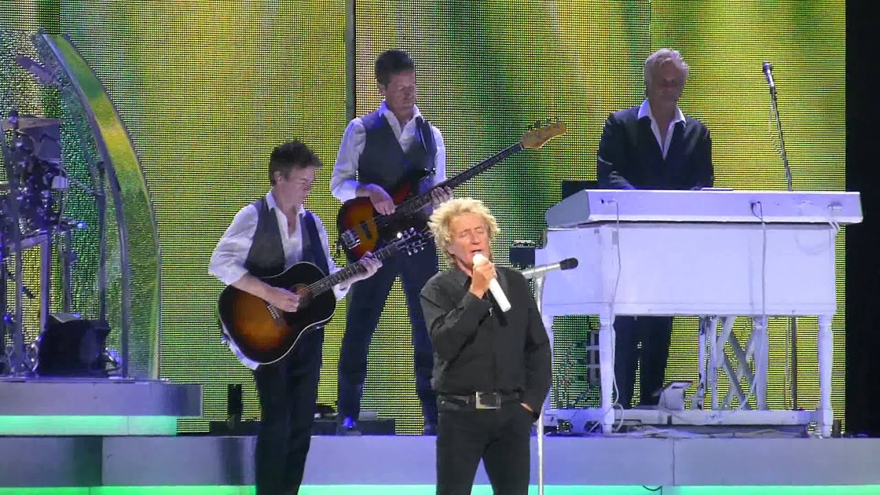 Rod Stewart Performs 'You're in My Heart' in Winnipeg 🎤