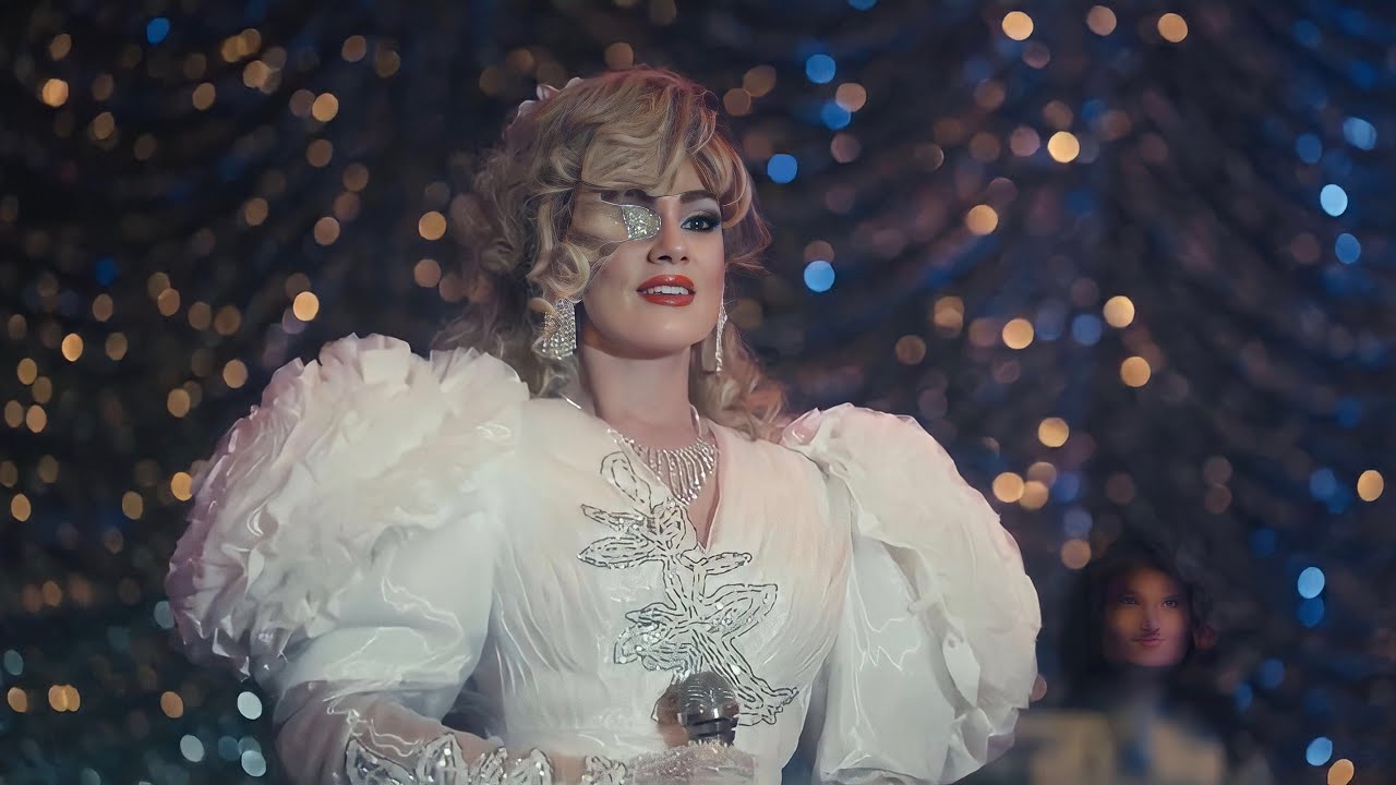 Farah Zeynep Abdullah Performs 'Seni Kalbimden Kovdum' in Bergen Film 🎬