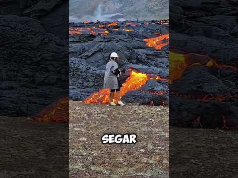 Berbahaya Tapi Menguntungkan: Gadis Ini Kumpulkan Lava dari Gunung Berapi! #shorts