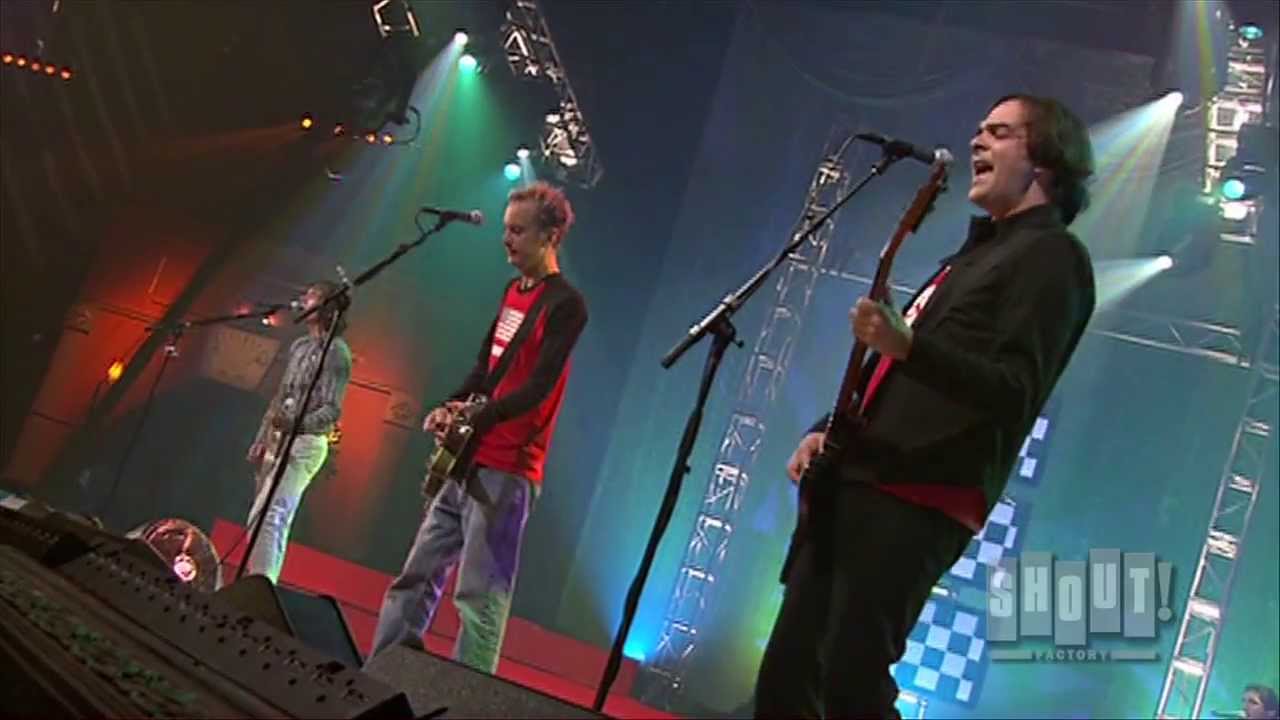 Fountains of Wayne Live: Watch 'Bright Future In Sales' from Chicago Concert 🎶