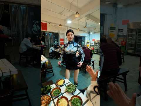 قابلت بنت روبوت في الصين تقدم الأكل!