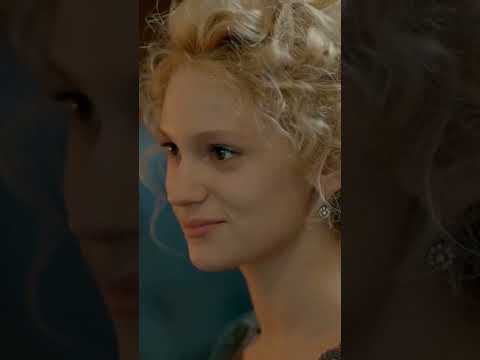 L'acteur turc Kıvanç Tatlıtuğ et ses partenaires féminines 🎬