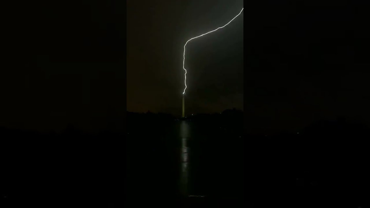 Lightning Strikes Washington Monument ⚡