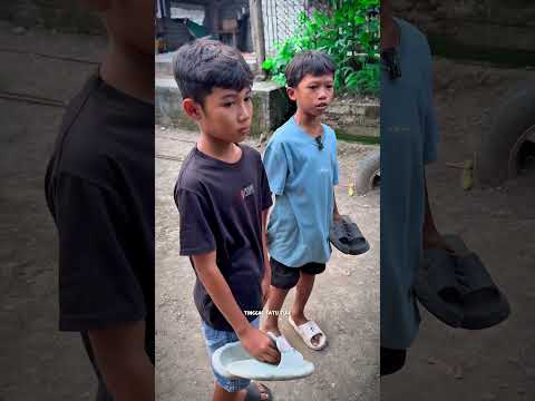 Kenapa mereka takut mengambil sendalnya? Dia kan kecil!