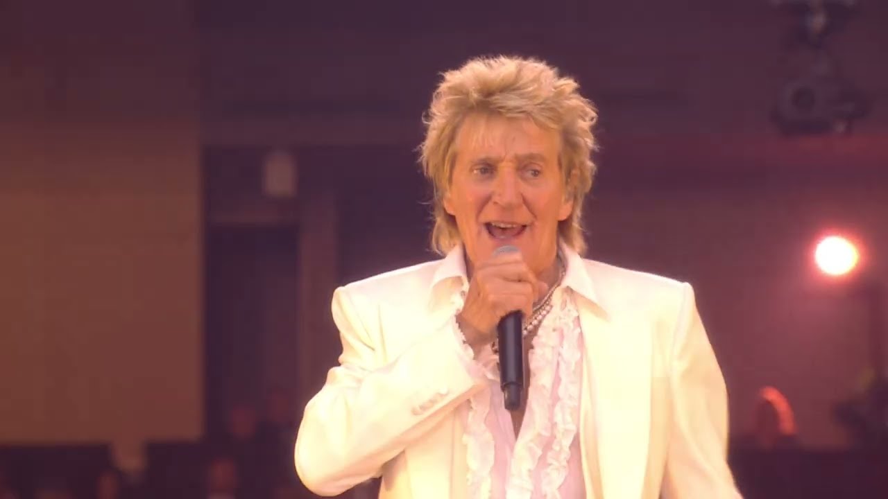 Rod Stewart Performs 'Forever Young' at 2025 AMAs 🎤