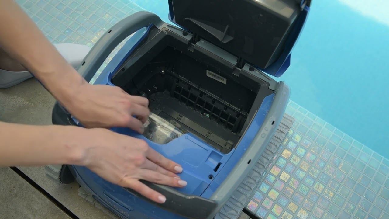 How to release the servo for Maytronics™ Dolphin M600