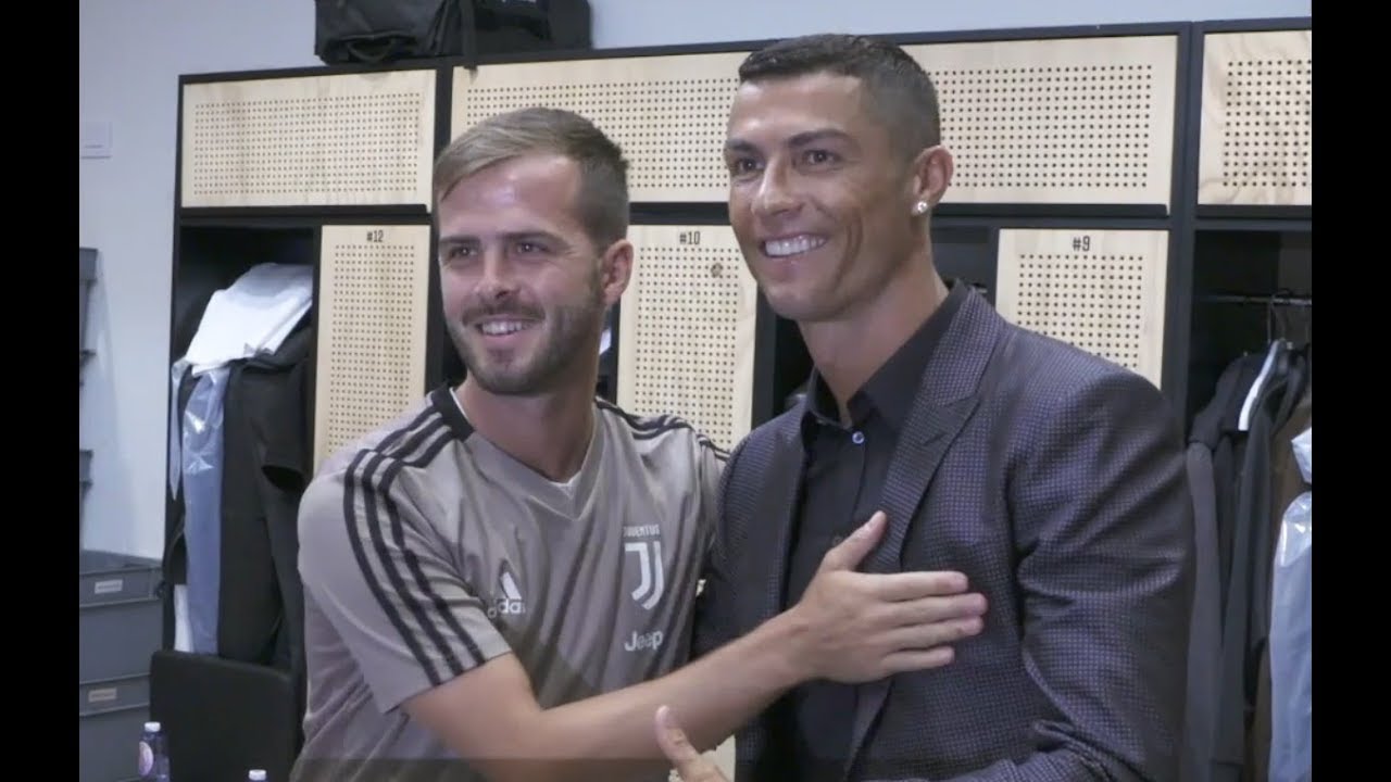 Cristiano Ronaldo meets his Juventus teammates for the first time!
