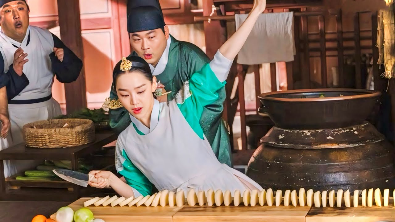 طباخ وسيم يدخل زمن الملكة ليُعيده 🕰️