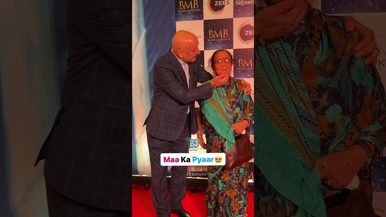 Heartwarming Moment Between Anupam Kher and His Mom ❤️