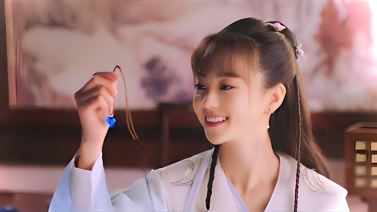 فتاة تكتشف قلادة سحرية وتتحول إلى قطة 🌟