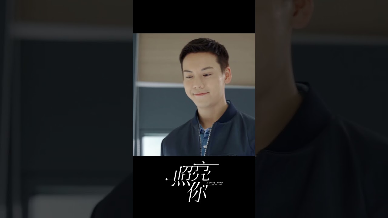 女孩撒娇求安慰，男友竟突然将她扑倒！🔥