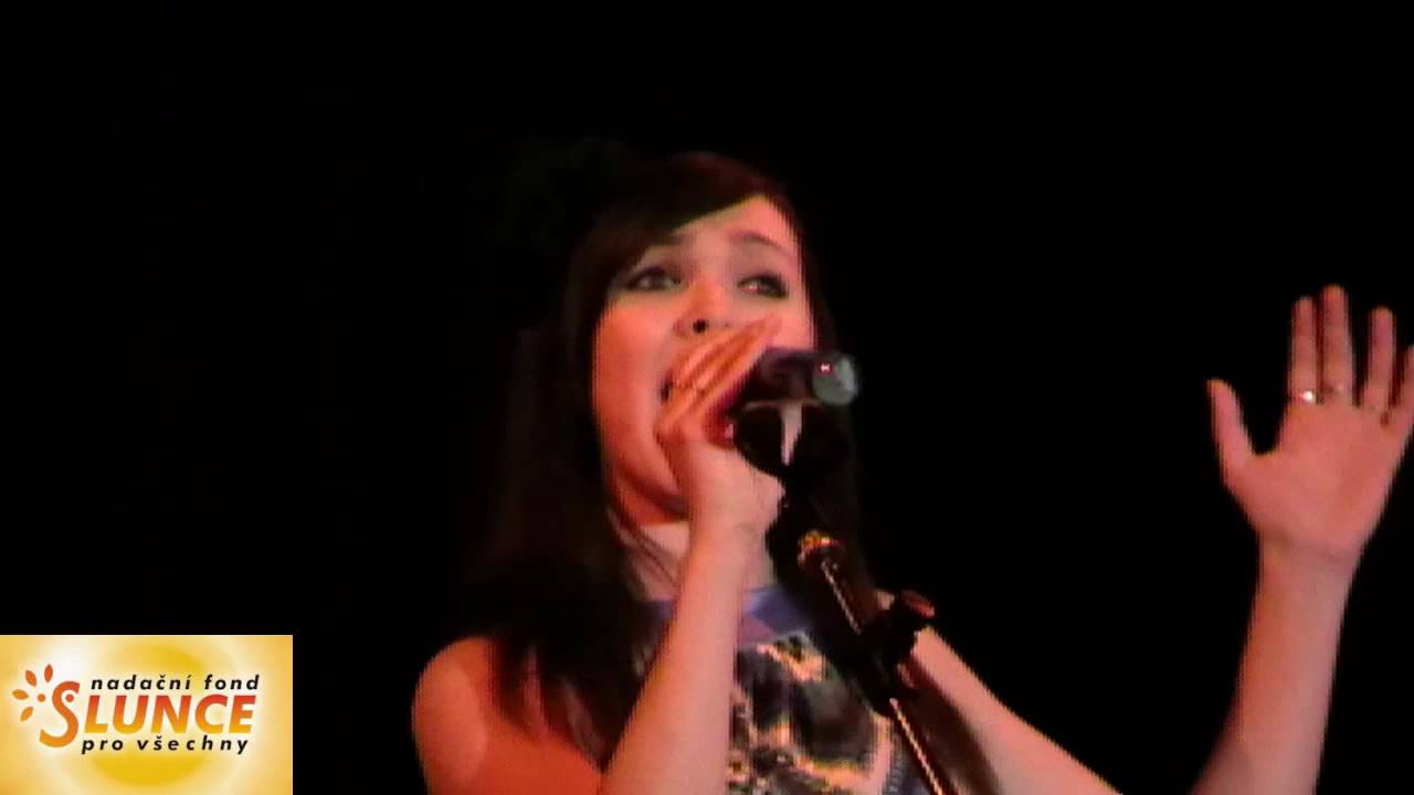 Kamila Nývltová zpívá
