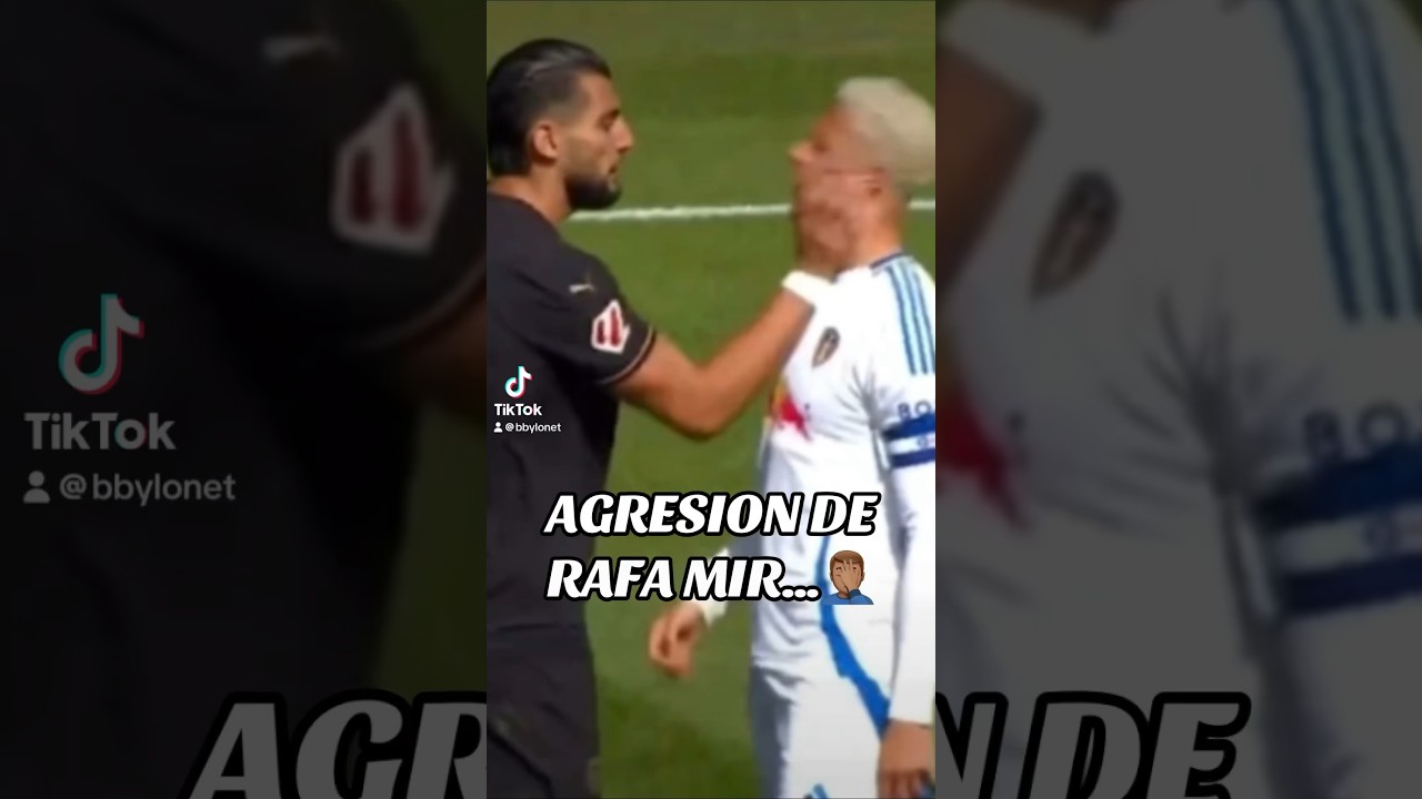 Rafa Mir Enfrenta a un Rival en un Amistoso ⚽