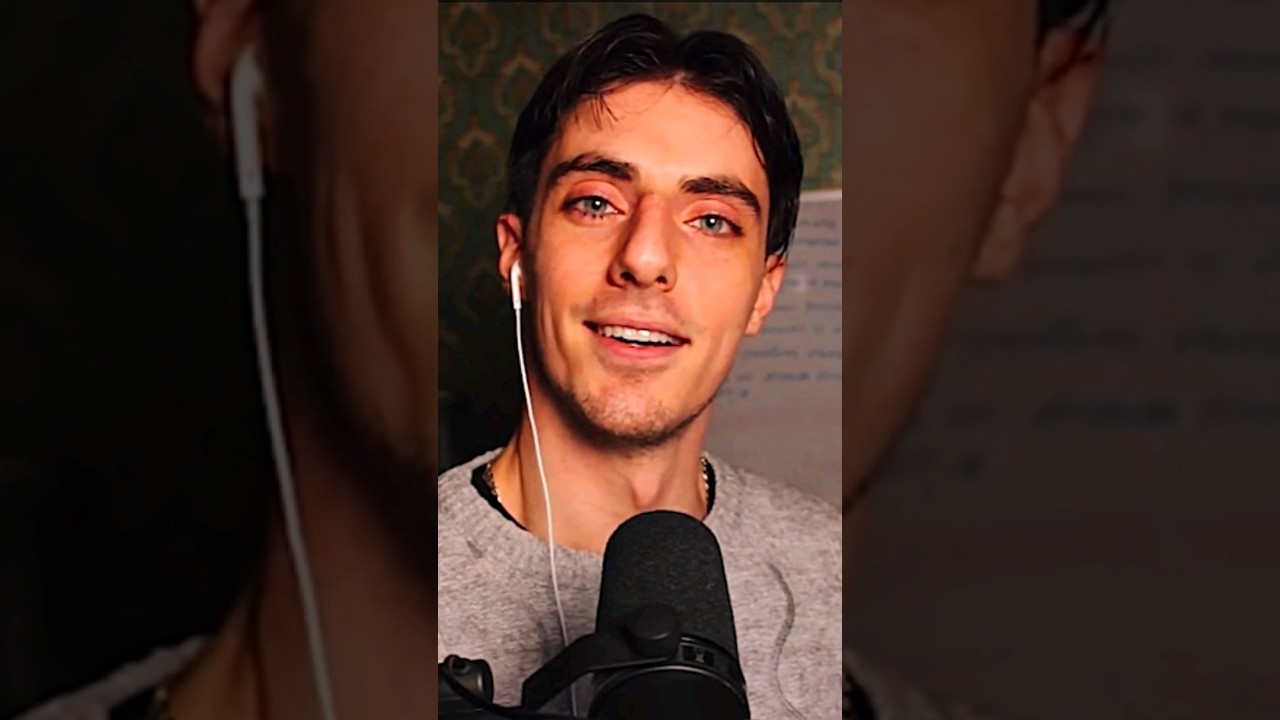 Я гляжу ей вслед (А у нас во дворе) 🎶