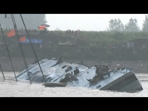 Search for bodies inside capsized Chinese cruise ship