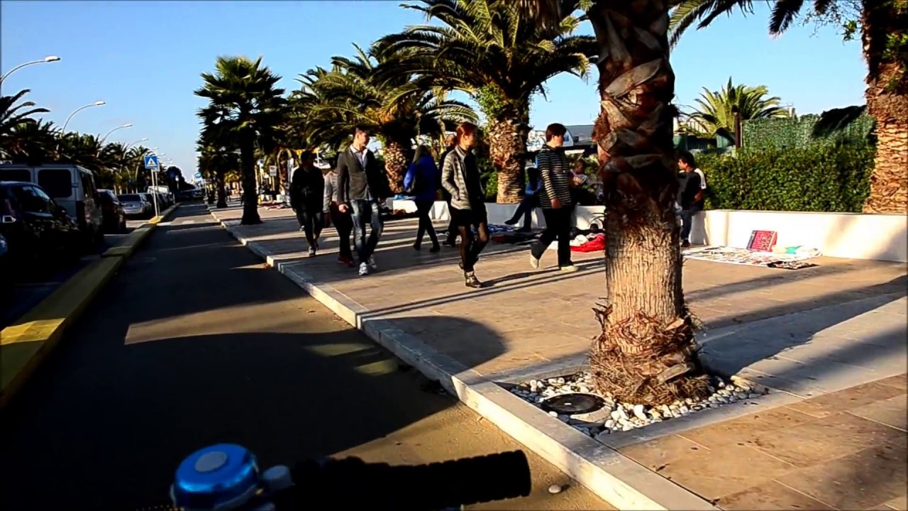 Scopri il Bivacco dei Venditori Abusivi sul Lungomare di Civitanova Marche 🌅