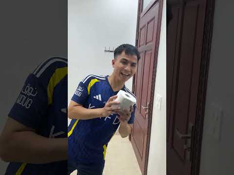 Messi chia sẻ socola với Ronaldo #shorts #kindness