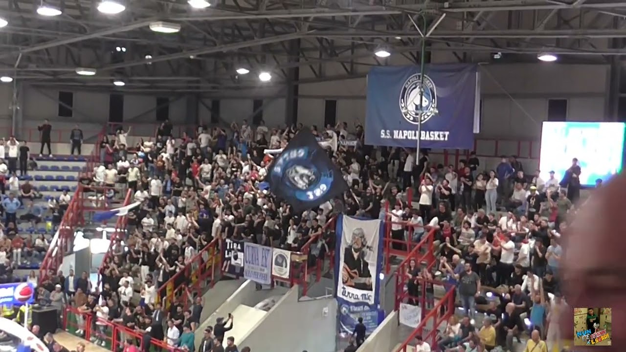 Tifosi Ultras del Napoli Basket Esultano dopo la Vittoria contro Derthona π