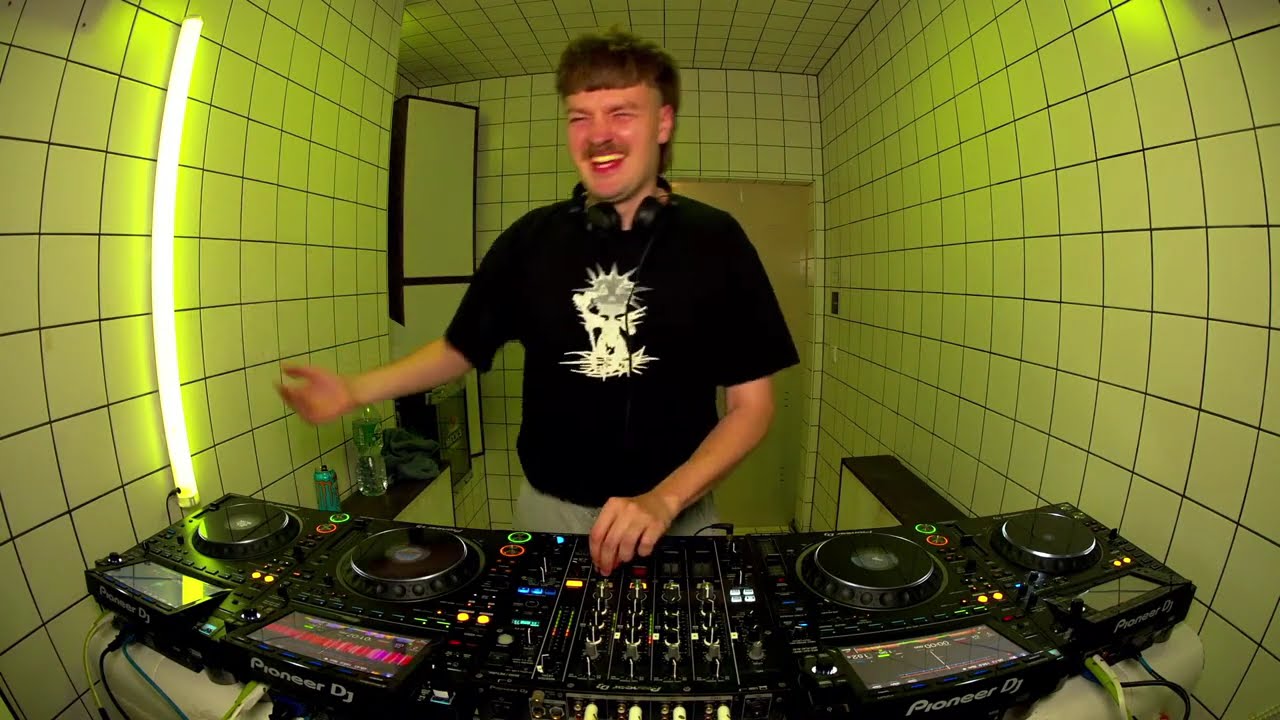 ONLYTRANCE: DJ Wasserfall Live from Berlin đ¶