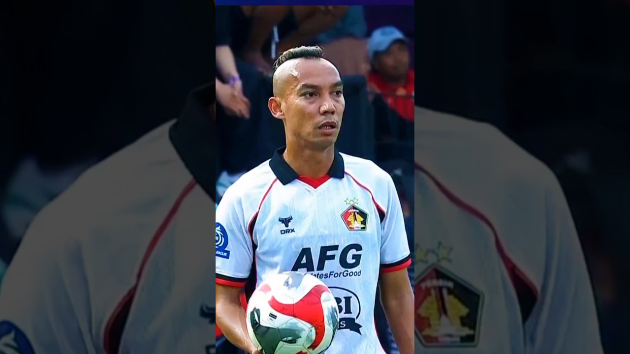 Momen Maxwell Tendang Bola ke Wajah Novri ⚽