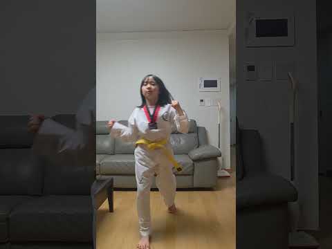 희라짱 태권도 노란띠 승급했어요.