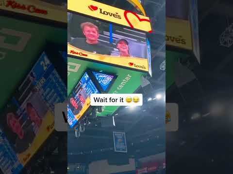 This kiss cam was something else 😂 (via bennydee80/IG)