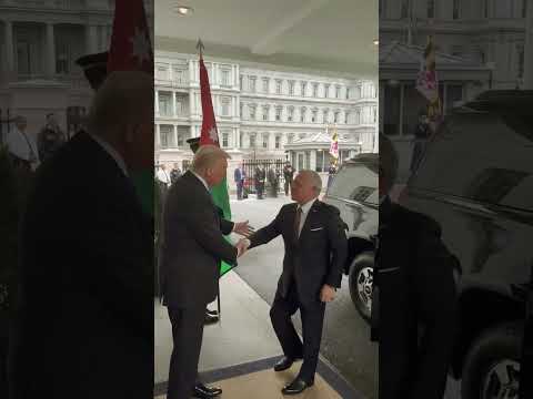 #شاهد | لحظة استقبال الرئيس #دونالد_ترامب ملك الأردن عبدالله بن الحسين عند وصوله البيت الأبيض
