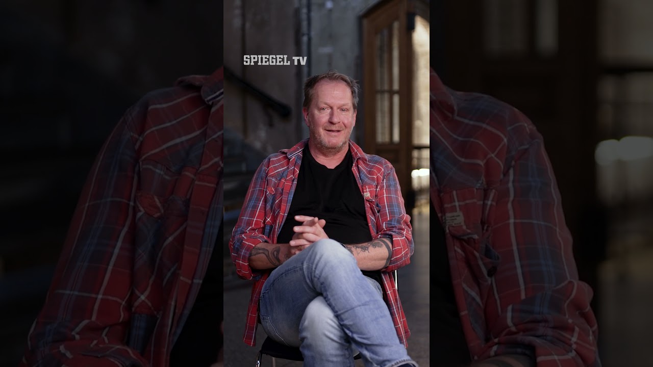 1. Neonazis feiern am 1. Mai 1992 unter dem Karl Marx-Denkmal in Berlin 🕊️