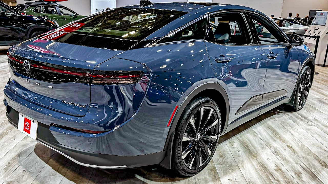 2025 Toyota Crown Platinum: Luxury & Performance 🚗