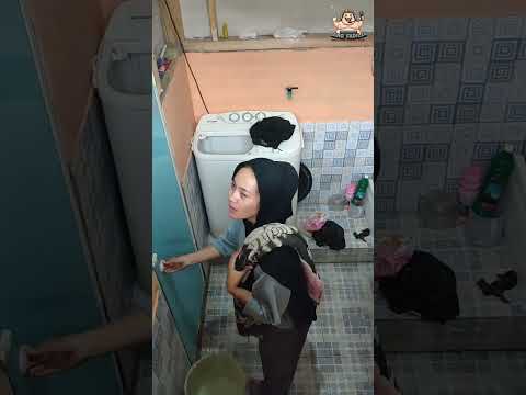 Cewek cantik lagi mandi