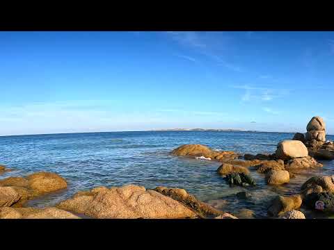 Crique sauvage de la plage de Cala Longa Ă Bonifacio en Corse du Sud en face c'est les iles lavezzi