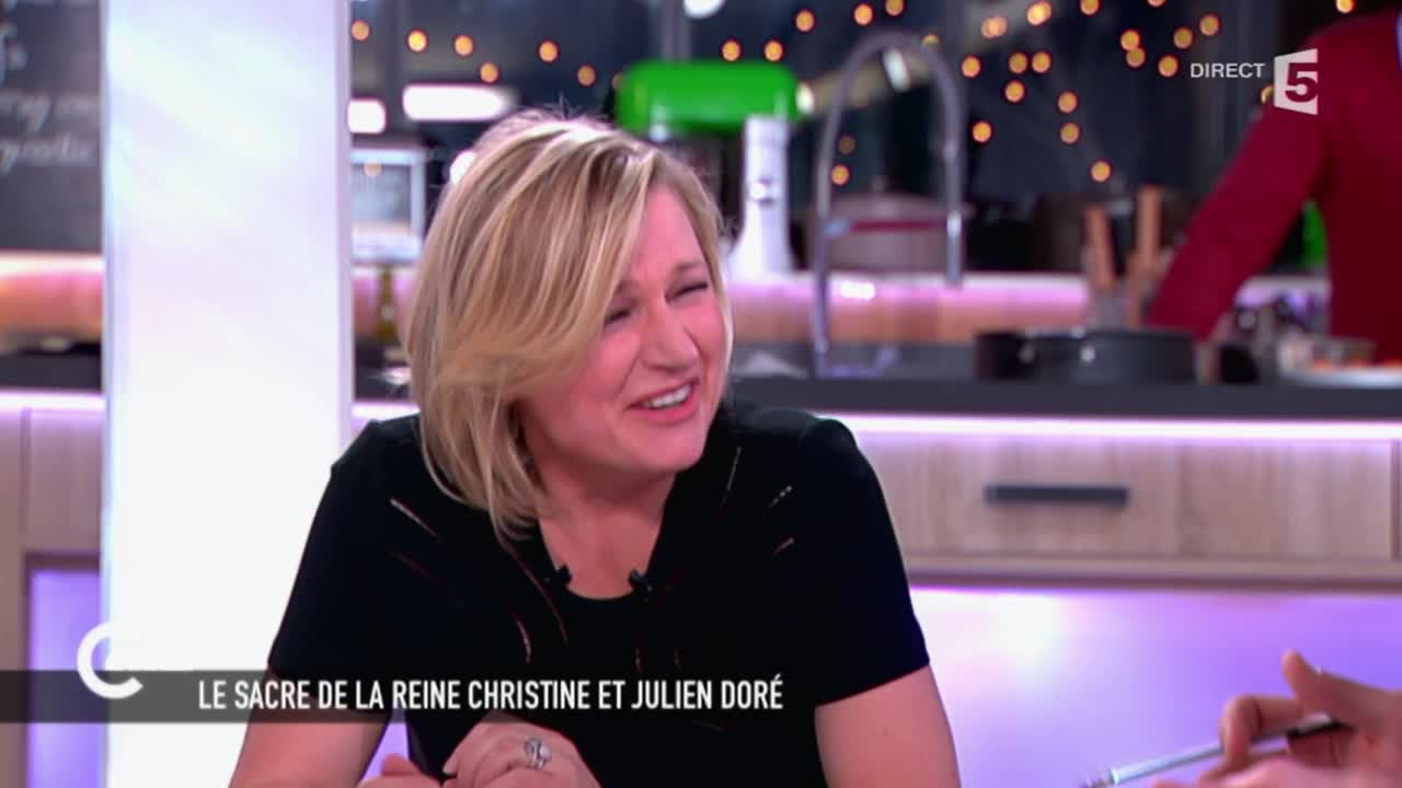 Fou rire d'Anne-Elisabeth Lemoine face au "bel organe" de Julien Doré - C à vous - 16/02/2015