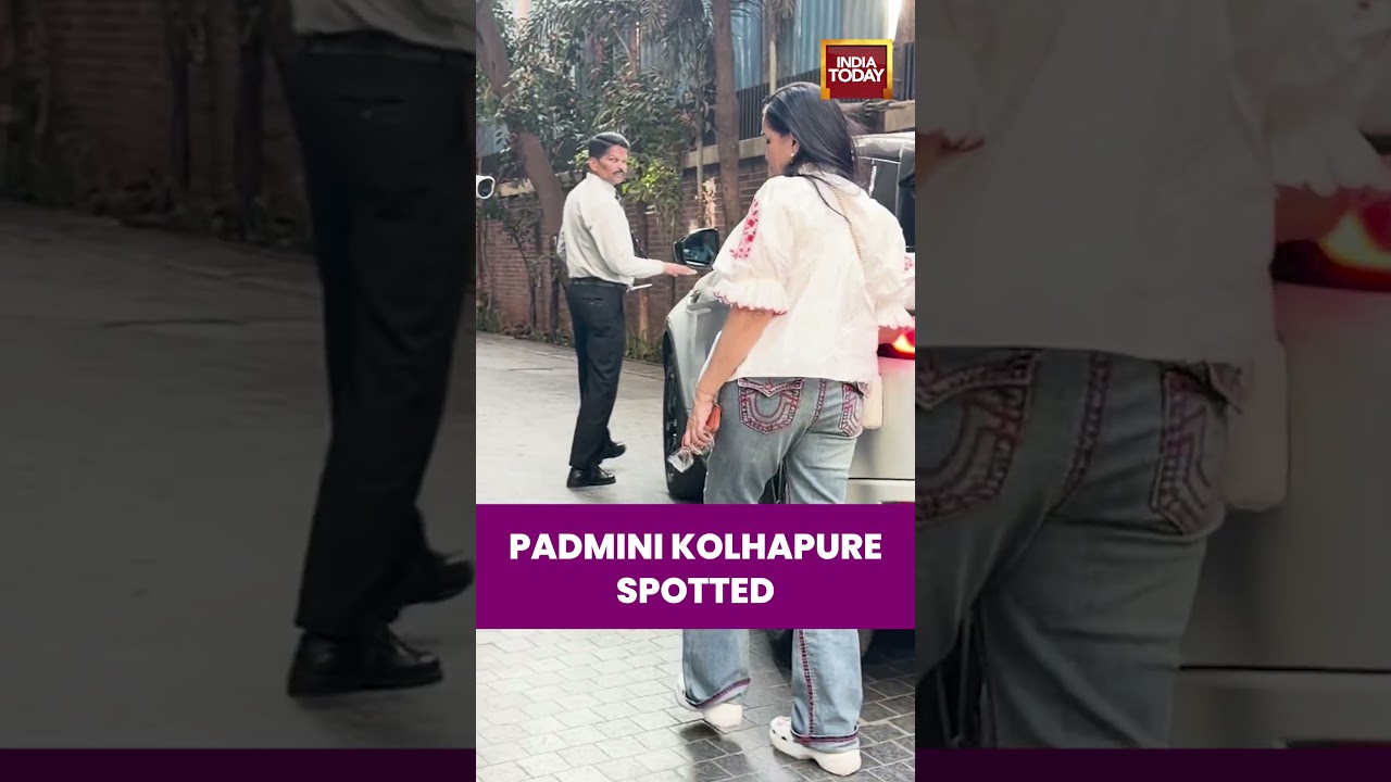 Veteran Actress Padmini Kolhapure Spotted in Mumbai 🎬