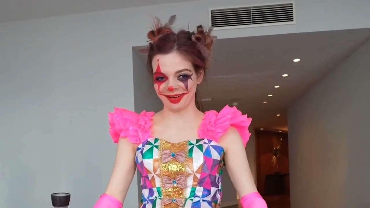Беременная девушка-клоун 🤡