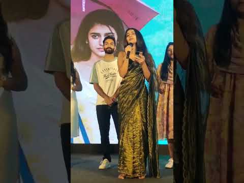 ആരാധികേ പാടി ഞെട്ടിച്ച് പ്രിയ വാരിയർ 💕 Actress Priya Varrier Singing Aaradhike Song