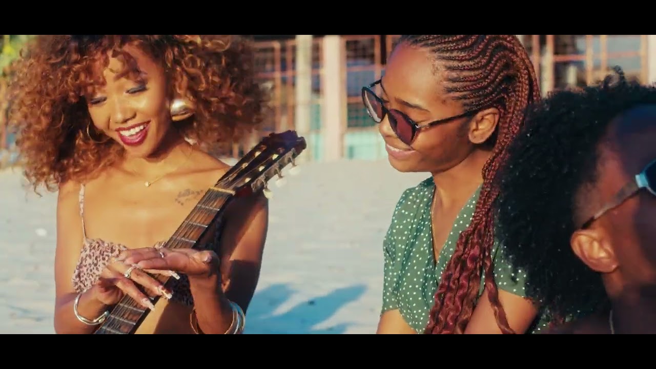 Stella Lyncha - C'est Pas La Fin du Monde đ„