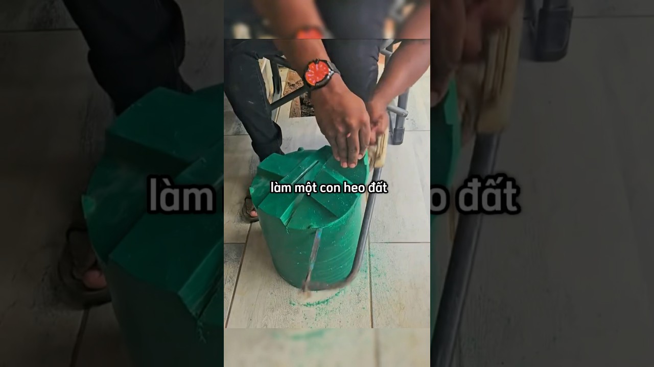 Chàng trai mở heo đất 4 năm tiết kiệm 🐷