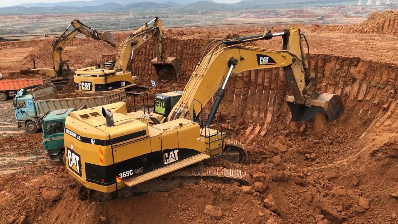 Caterpillar 365C Excavator Loading Trucks 🚧