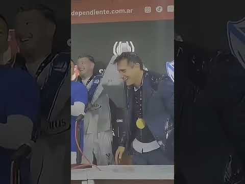 😂 ¡LO MOJARON EN VIVO! Barros Schelotto interrumpido por el festejo del campeonato 🏆 #Shorts