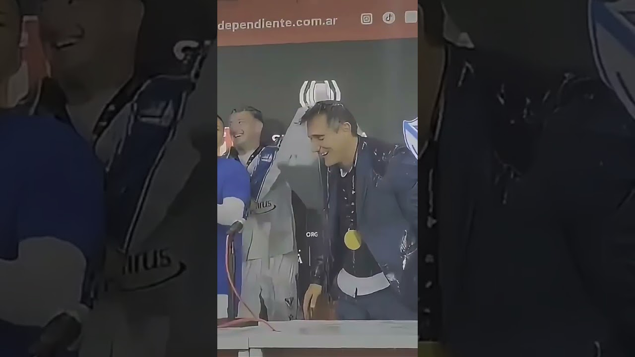 ¡Increíble! Barros Schelotto Empapado en Vivo por Celebración de Campeonato 🏆