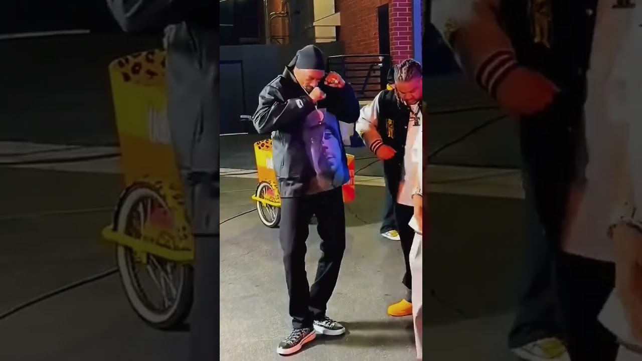 Snoop Dogg's Legendary Hip-Hop Style 🎤 #Shorts